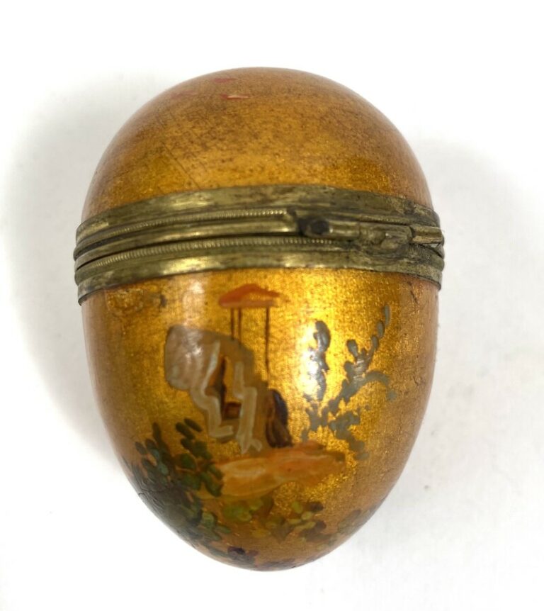 Boîte "oeuf" en vernis Martin à fond or, décor de personnage dans un paysage