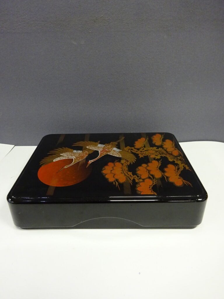 [-] BOITE RECTANGULAIRE EN BOIS LAQUE - Japon, - A décor d'oiseaux s'envolant a…