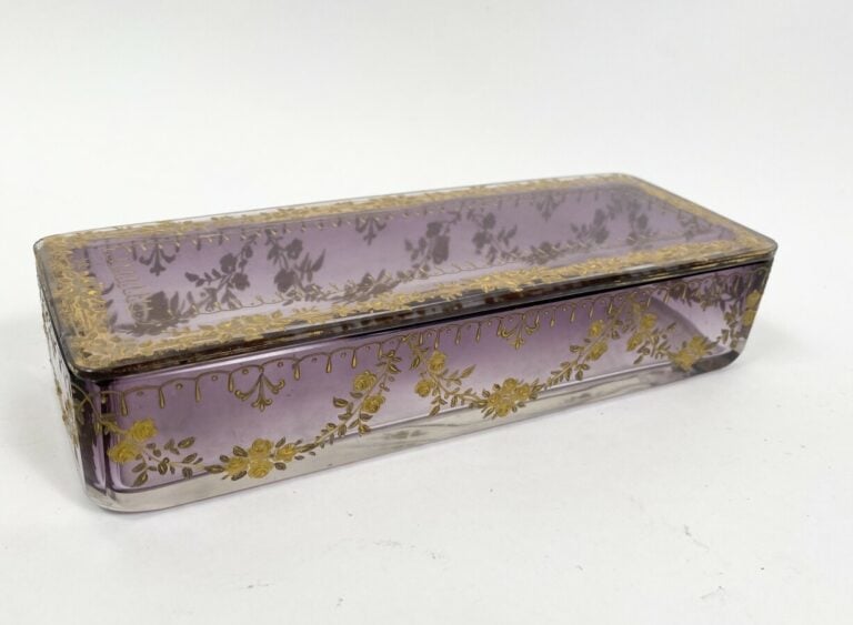 Boîte rectangulaire en verre teinté mauve à décor de guirlandes de fleurs rehau…