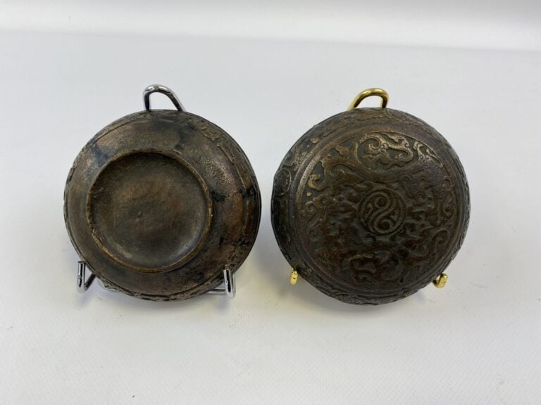 BOITE RONDE EN BRONZE SCULPTE - Chine - Elle est ornée de rinceaux stylisés - H…