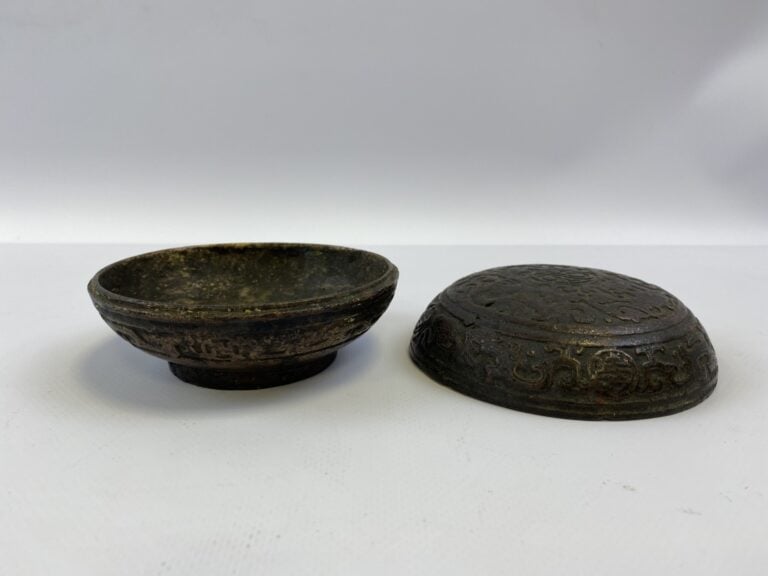 BOITE RONDE EN BRONZE SCULPTE - Chine - Elle est ornée de rinceaux stylisés - H…