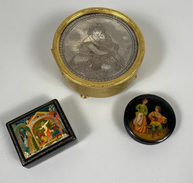 Boîte ronde en métal doré , tripode. - On joint deux boîtes laquées russes