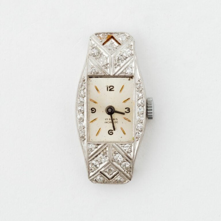 Boîtier de montre en platine (850) de forme octogonale, lunette et attaches pav…