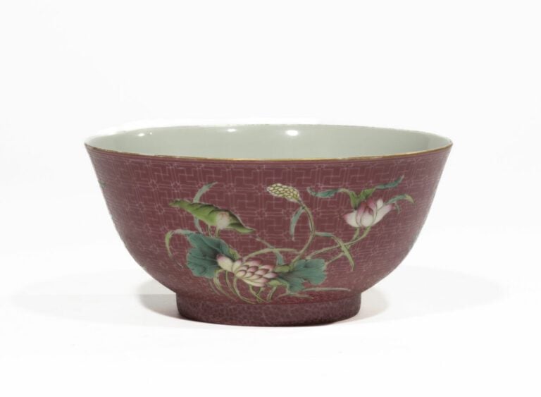 Bol à décor de fleurs sur fond violet , l'intérieur décoré de 5 chauve-souris.…