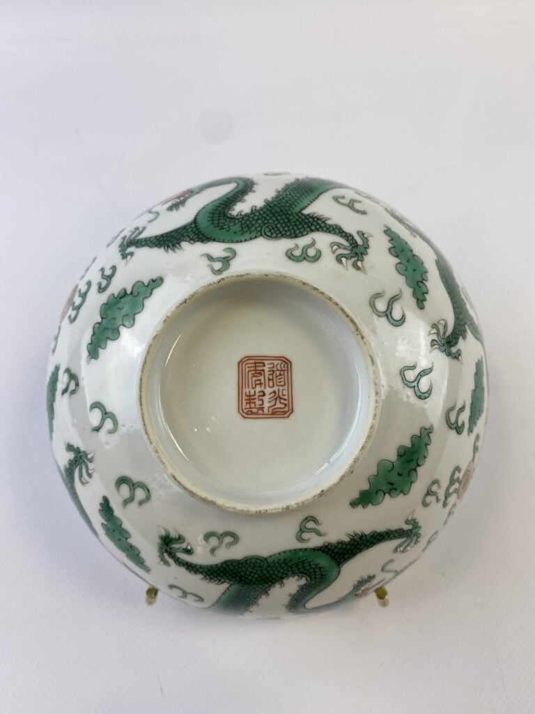 BOL A LEVRE FESTONNEE EN PORCELAINE EMAILLEE DANS LE STYLE DE LA "FAMILLE VERTE…