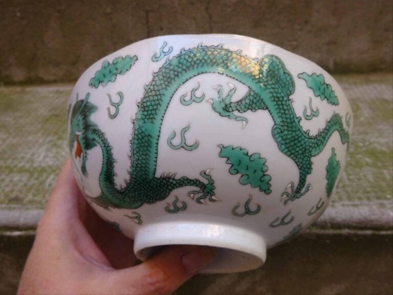 BOL A LEVRE FESTONNEE EN PORCELAINE EMAILLEE DANS LE STYLE DE LA "FAMILLE VERTE…