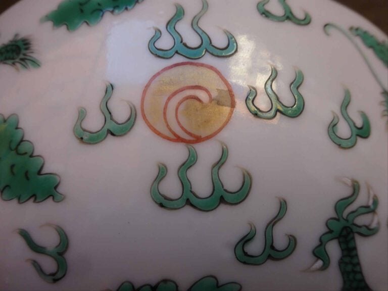 BOL A LEVRE FESTONNEE EN PORCELAINE EMAILLEE DANS LE STYLE DE LA "FAMILLE VERTE…