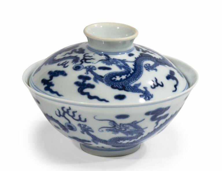 Bol couvert à décor en bleu sous couverte de dragons pourchassant la perle sacr…