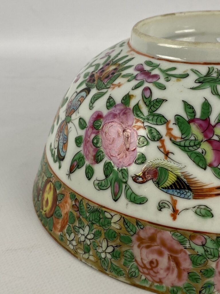 Bol en céramique, dans le goût de Canton - Chine - Au décor de fleurs et papill…