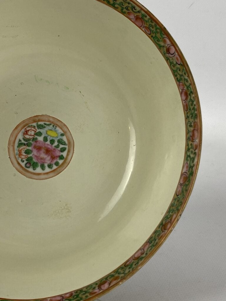 Bol en céramique, dans le goût de Canton - Chine - Au décor de fleurs et papill…