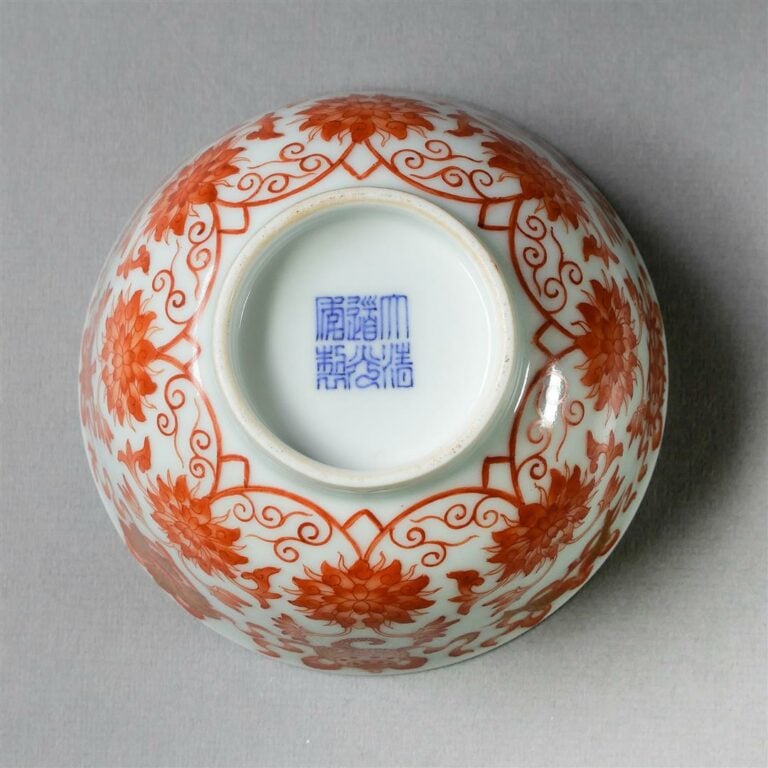 [.] BOL EN PORCELAINE A DECOR CORAIL DES TRESORS DU BOUDDHISME - Chine, De styl…