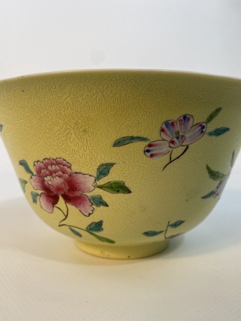 BOL EN PORCELAINE A DECOR EMAILLE POLYCHROME - Chine - A décor de pivoines sur…