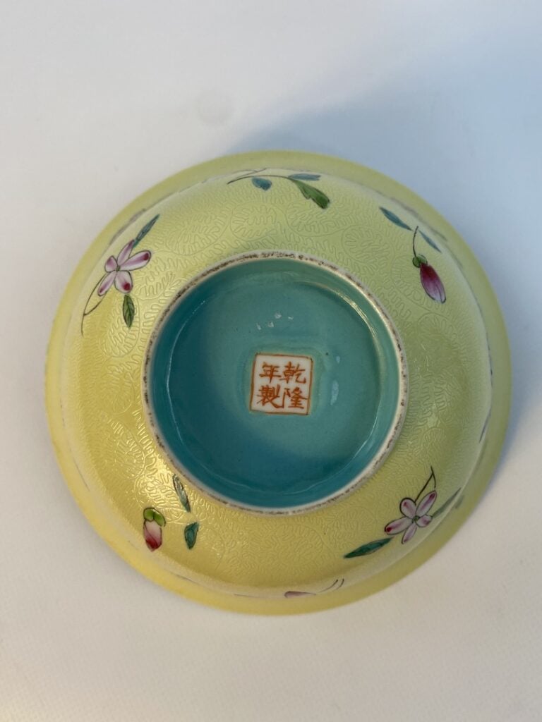 BOL EN PORCELAINE A DECOR EMAILLE POLYCHROME - Chine - A décor de pivoines sur…