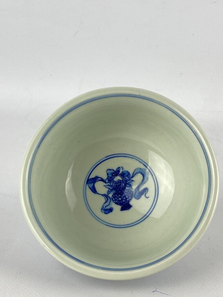 Bol en porcelaine bleu blanc aux dragons - Chine - Au sein du bol , une corbeil…