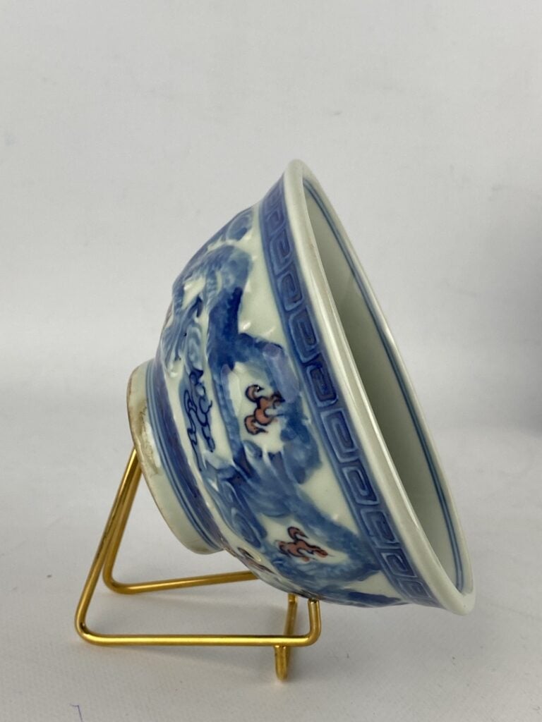 Bol en porcelaine bleu blanc aux dragons - Chine - Au sein du bol , une corbeil…