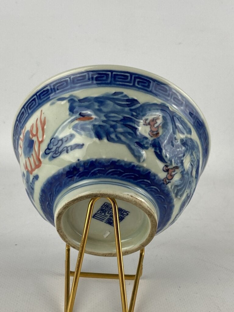 Bol en porcelaine bleu blanc aux dragons - Chine - Au sein du bol , une corbeil…