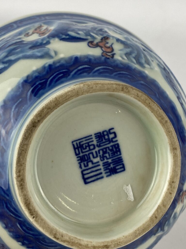 Bol en porcelaine bleu blanc aux dragons - Chine - Au sein du bol , une corbeil…
