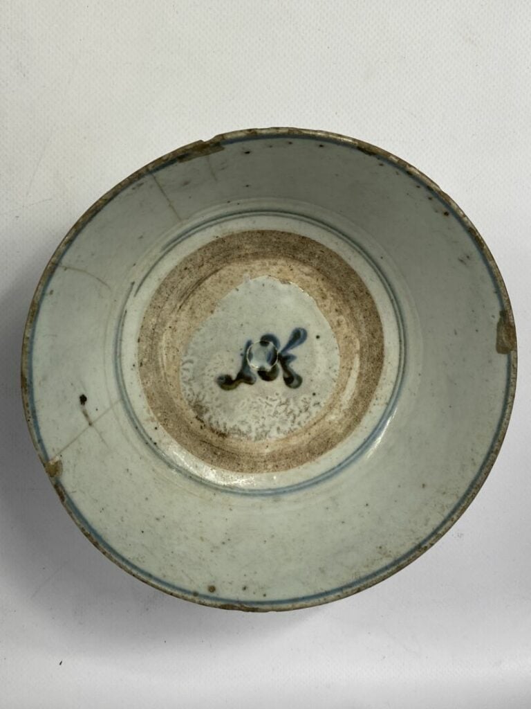 Bol en porcelaine décorée en bleu sous couverte de caractères stylisés et entre…