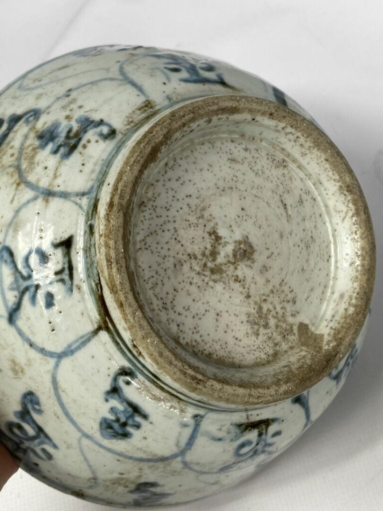 Bol en porcelaine décorée en bleu sous couverte de caractères stylisés et entre…