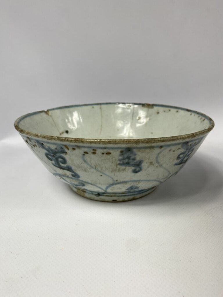 Bol en porcelaine décorée en bleu sous couverte de caractères stylisés et entre…
