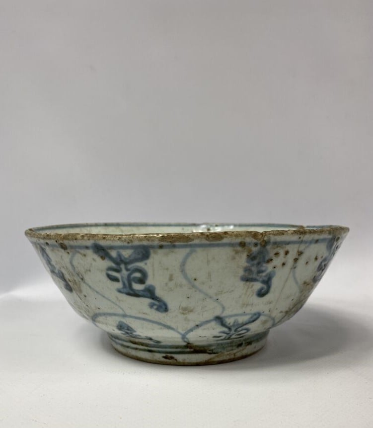 Bol en porcelaine décorée en bleu sous couverte de caractères stylisés et entre…