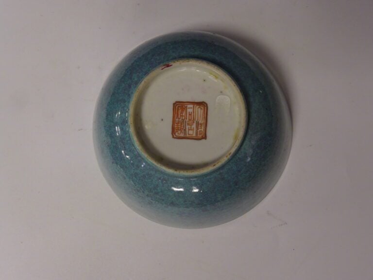 BOL EN PORCELAINE EMAILLEE OEUF DE ROUGE GORGE - Chine - Marque apocryphe TONGZ…