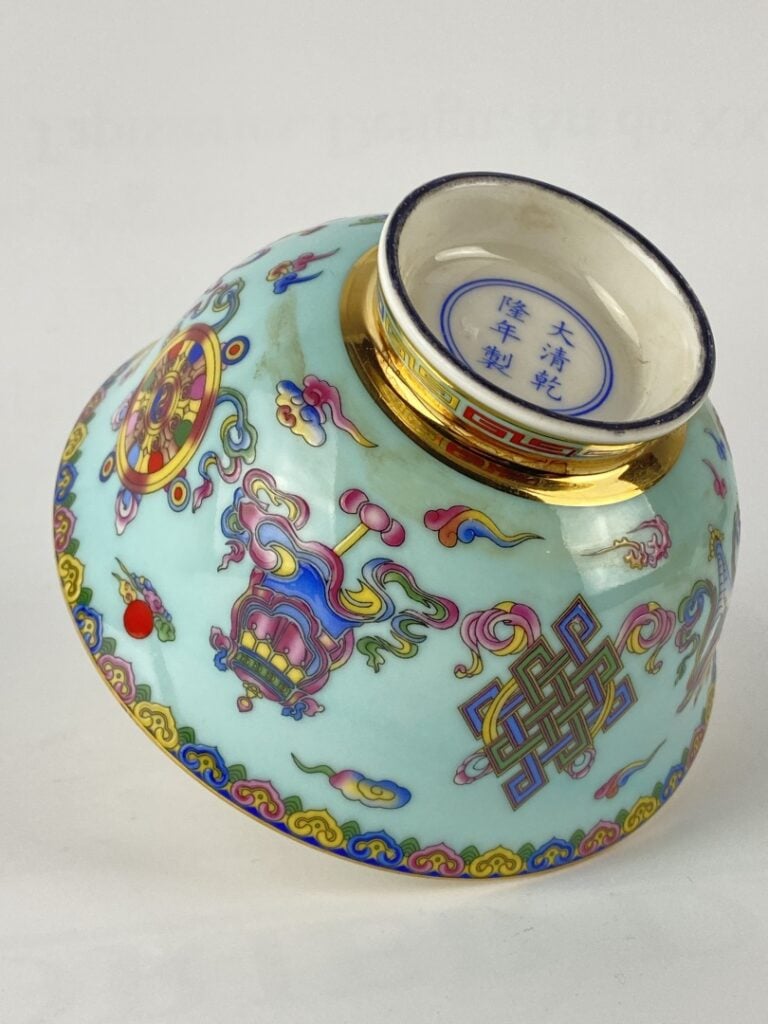 Bol en porcelaine émaillée polychrome - Chine - Sur fond bleu ciel sont représe…