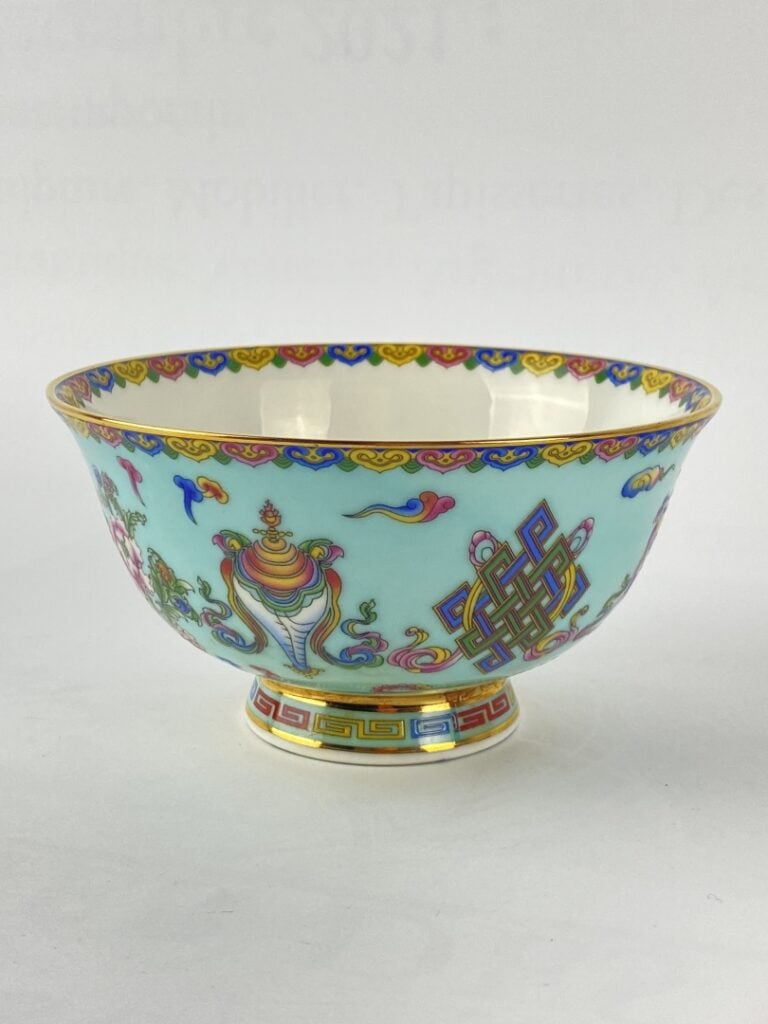 Bol en porcelaine émaillée polychrome - Chine - Sur fond bleu ciel sont représe…