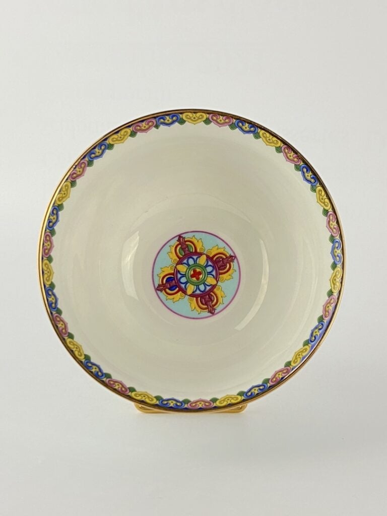Bol en porcelaine émaillée polychrome - Chine - Sur fond bleu ciel sont représe…