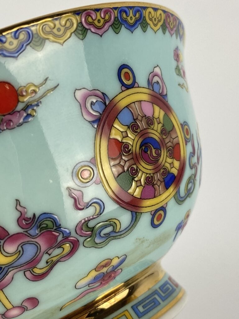 Bol en porcelaine émaillée polychrome - Chine - Sur fond bleu ciel sont représe…