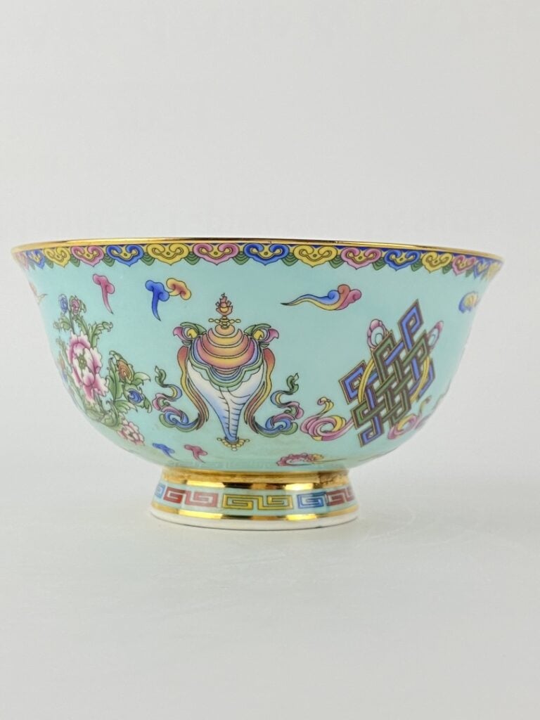 Bol en porcelaine émaillée polychrome - Chine - Sur fond bleu ciel sont représe…