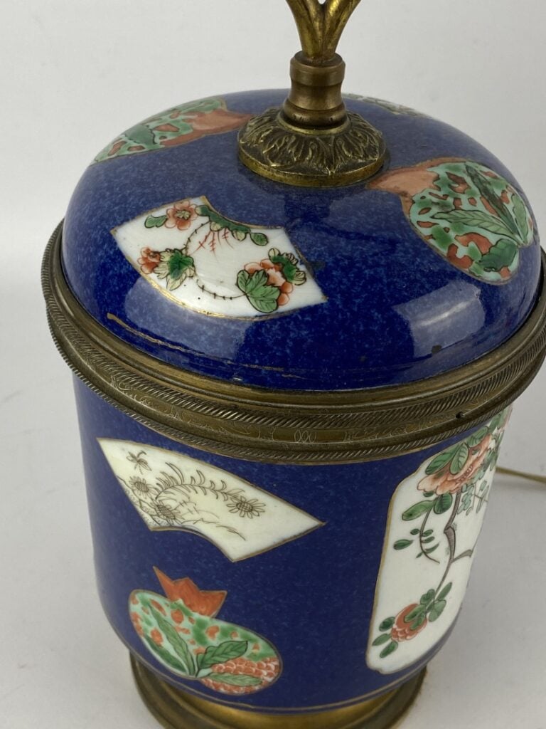 Bonbonnière en céramique bleu poudré et émaux dans le style de la "Famille vert…