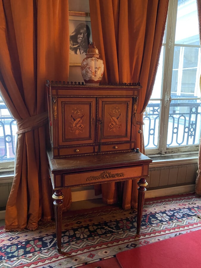 Bonheur du jour en bois de placage marqueté à décor d'instrument de musique. Il…
