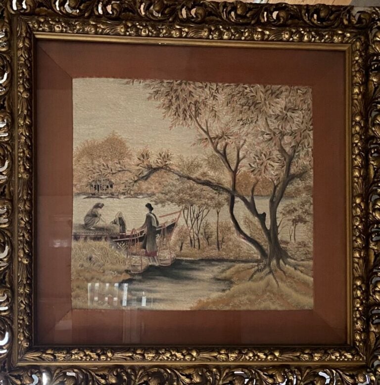 Bord de rivière avec personnages - Textile brodé sous verre dans un riche encad…