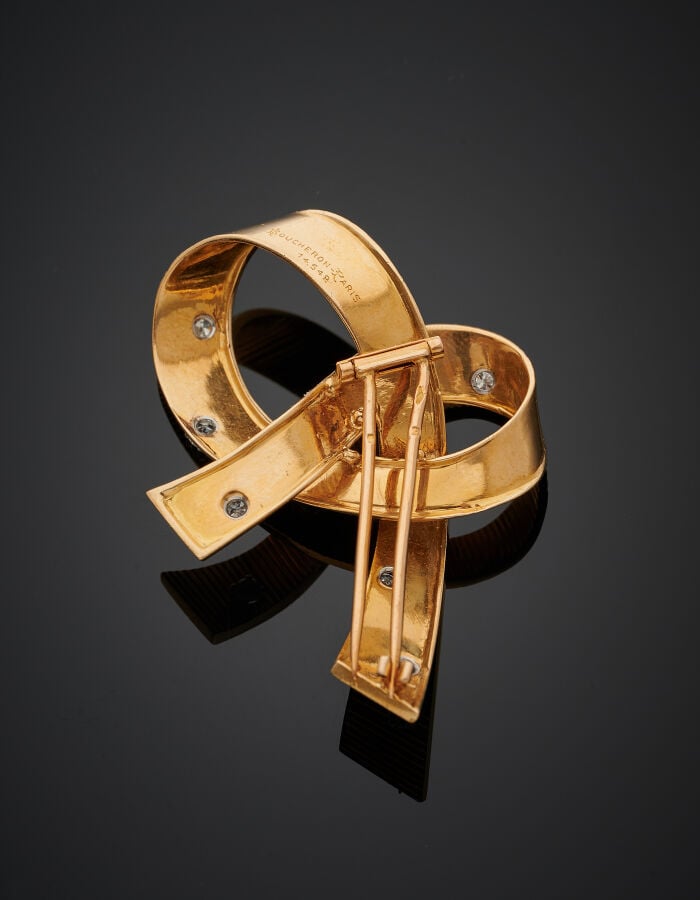 BOUCHERON - CLIP de CORSAGE « noeud » en or jaune (750‰) entièrement et finemen…