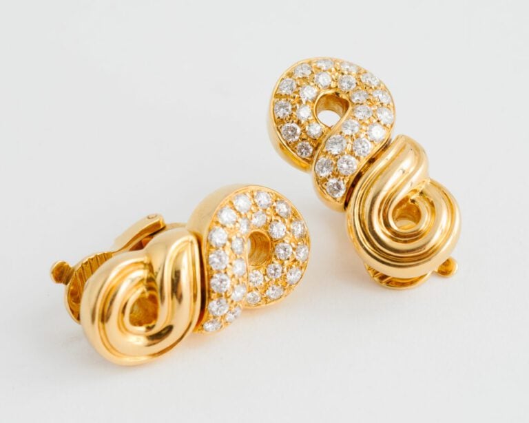 BOUCHERON - Paire de clips d'oreilles en or jaune (750) en forme de 8 ornés d'u…