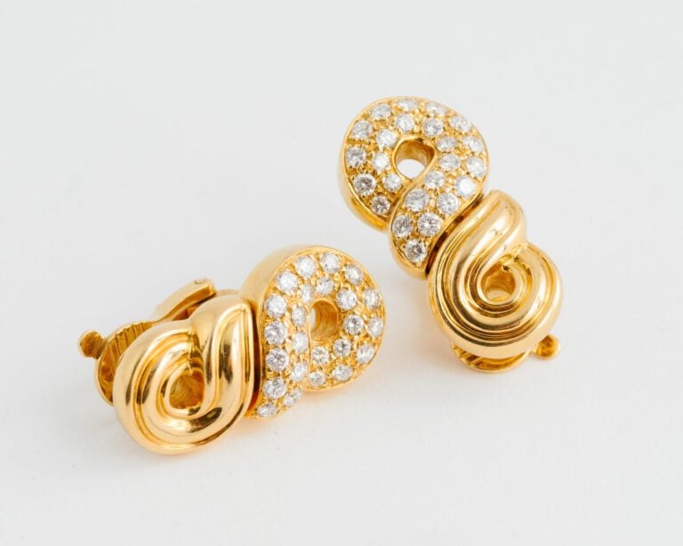 BOUCHERON - Paire de clips d'oreilles en or jaune (750) en forme de 8 ornés d'u…