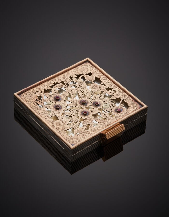 BOUCHERON - POUDRIER carré en or rose (750‰) et argent (925‰) godronné, ciselé…
