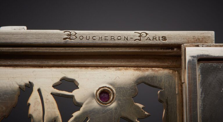 BOUCHERON - POUDRIER carré en or rose (750‰) et argent (925‰) godronné, ciselé…