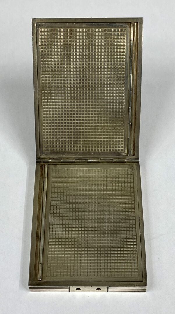 BOUCHERON - Poudrier rectangulaire en argent (800) et or jaune (750), le couver…