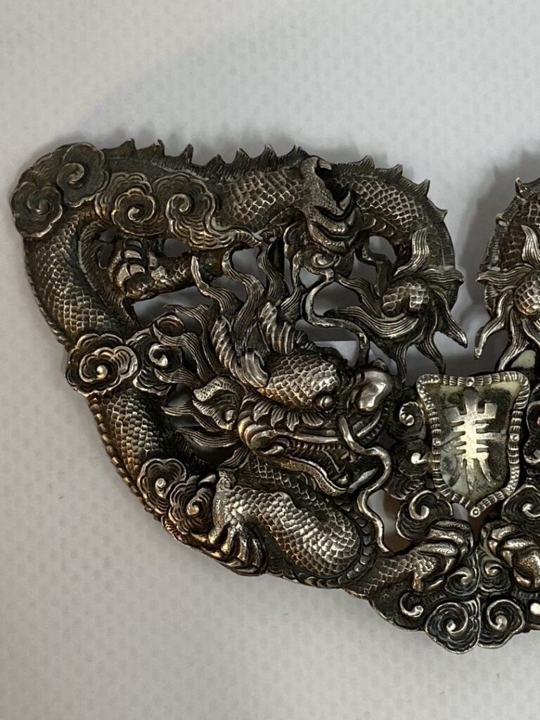 BOUCLE DE CEINTURE EN ARGENT - Chine ou Vietnam - Deux dragons s'affrontant dan…