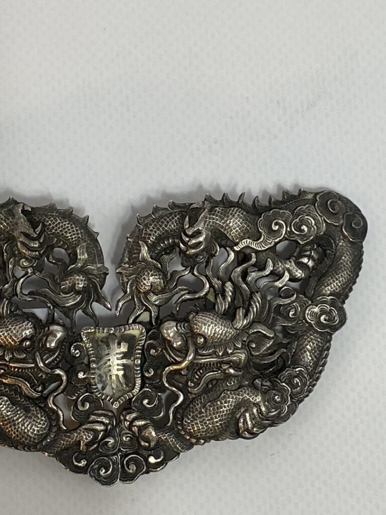 BOUCLE DE CEINTURE EN ARGENT - Chine ou Vietnam - Deux dragons s'affrontant dan…