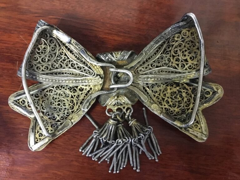 Boucle de ceinture en argent filigrané et doré, figurant un noeud rubanné, et c…