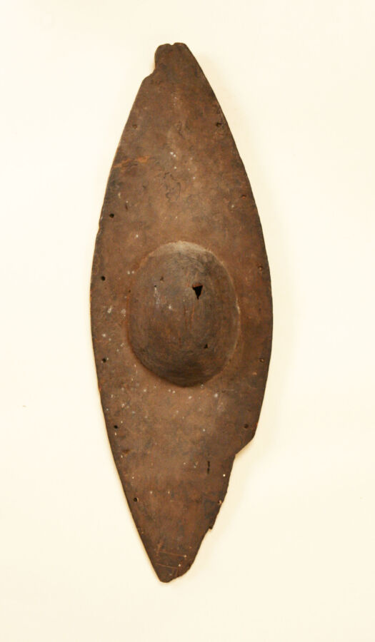 Bouclier en bois à décor géométrique incisé, ancienne patine brune,70 cm (manqu…