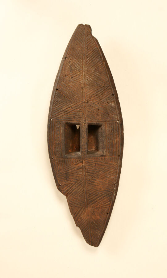 Bouclier en bois à décor géométrique incisé, ancienne patine brune,70 cm (manqu…