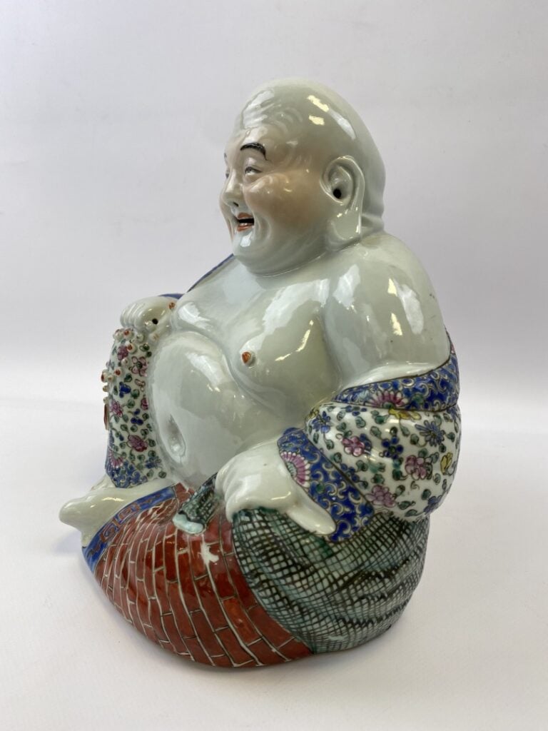 BOUDDHA / BUDAI / PUTAI EN PORCELAINE MOULEE - Chine, XXe siècle - Emaux polych…