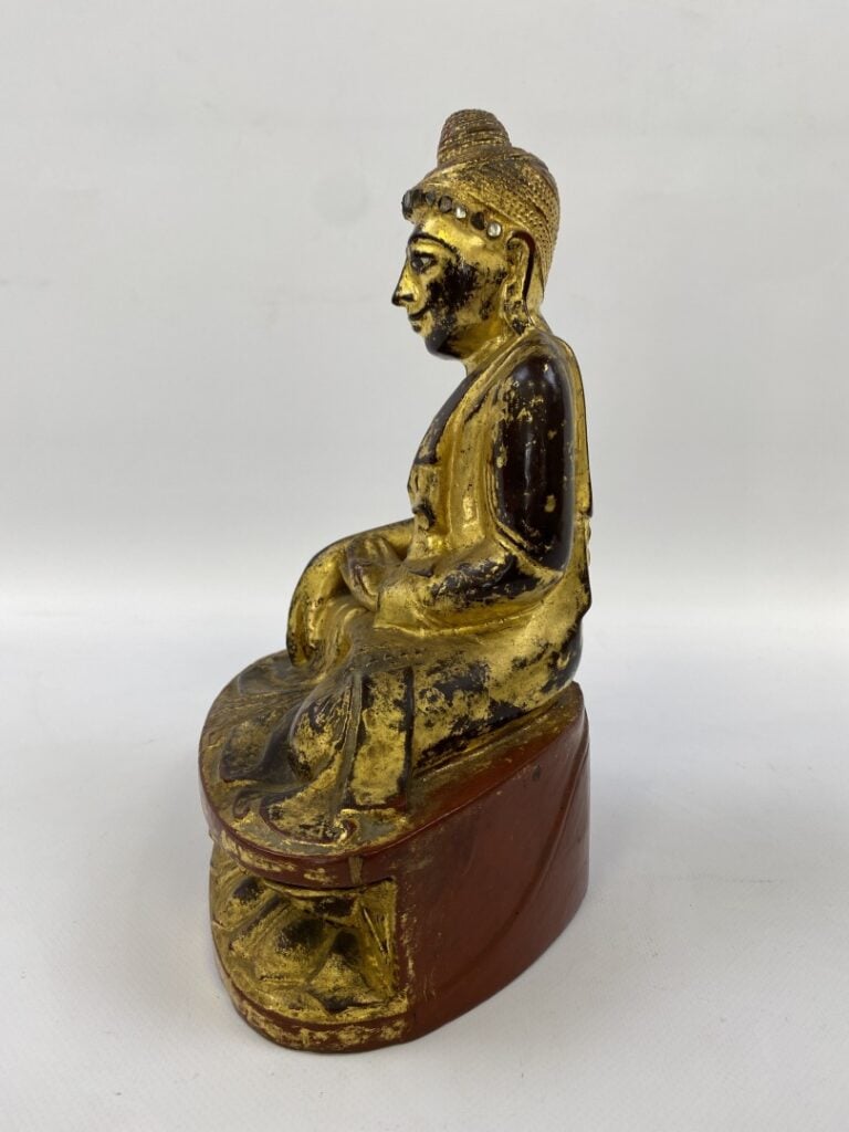 BOUDDHA EN BOIS LAQUE ROUGE ET OR - Asie du Sud-Est - Il est représenté dans la…