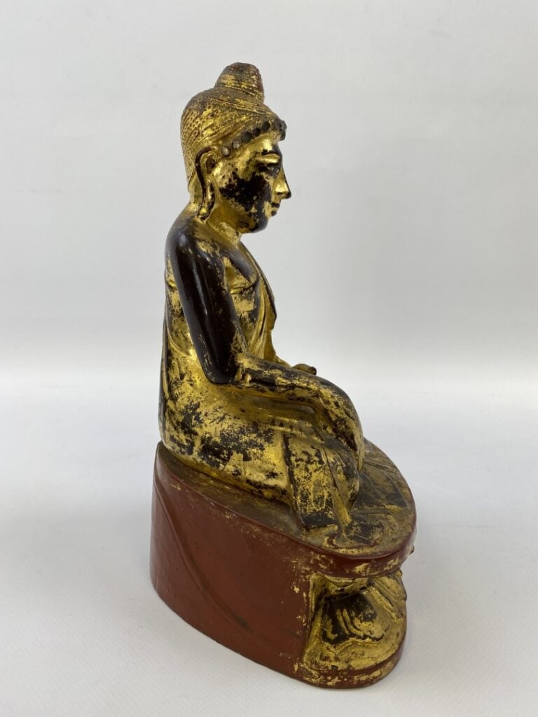 BOUDDHA EN BOIS LAQUE ROUGE ET OR - Asie du Sud-Est - Il est représenté dans la…