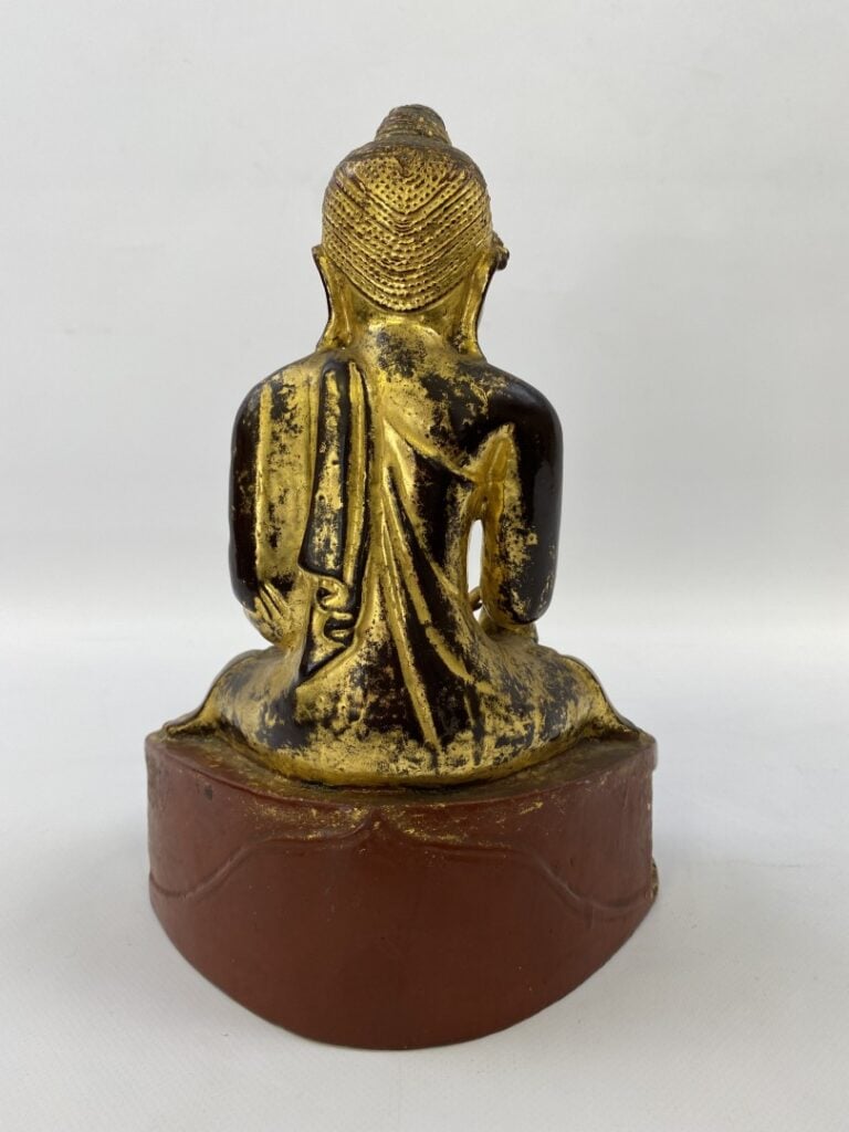 BOUDDHA EN BOIS LAQUE ROUGE ET OR - Asie du Sud-Est - Il est représenté dans la…