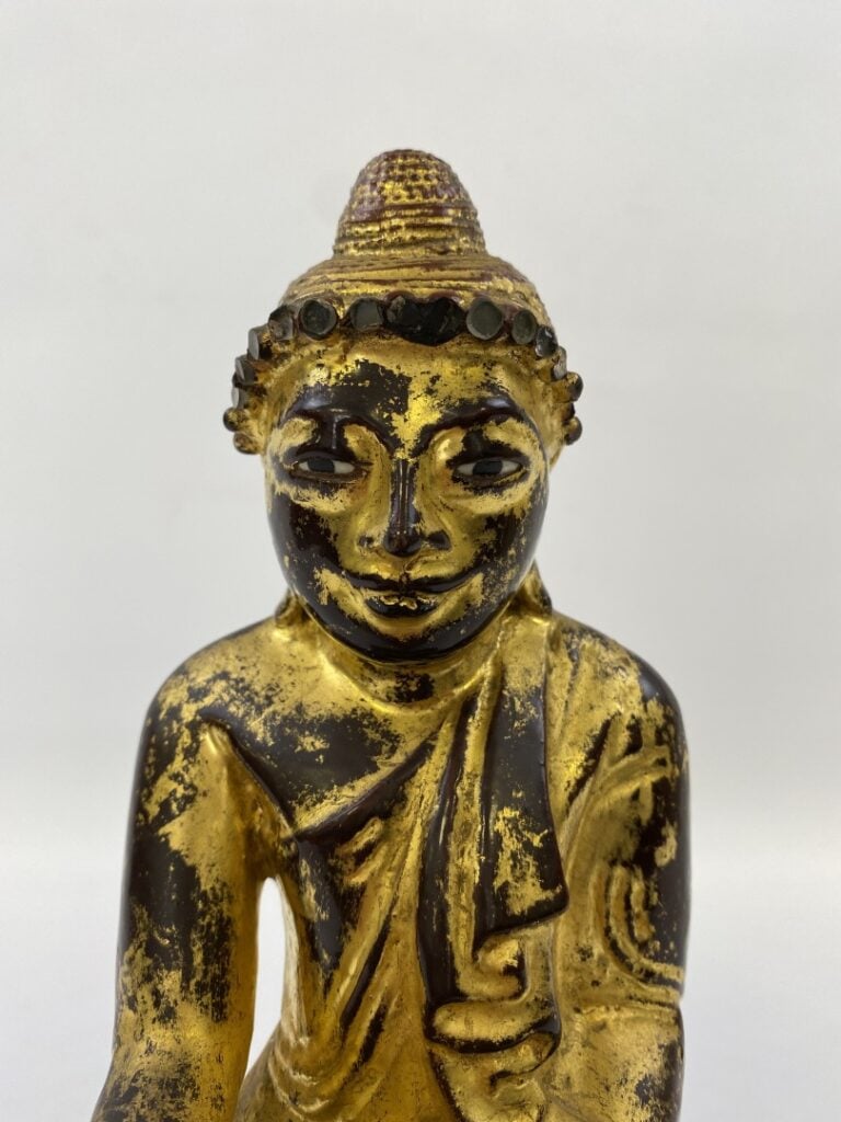BOUDDHA EN BOIS LAQUE ROUGE ET OR - Asie du Sud-Est - Il est représenté dans la…